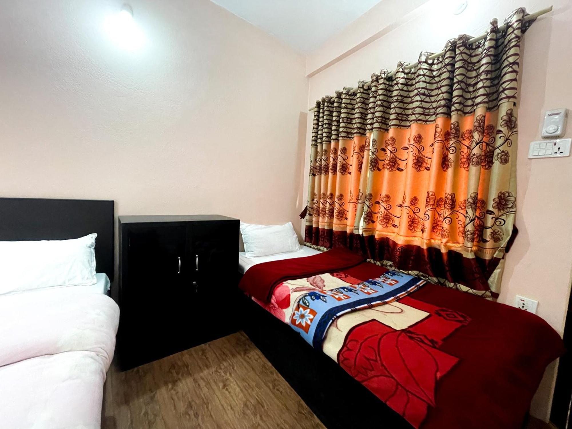 Yuriko Guest House Покхара Экстерьер фото